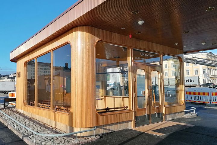 Vuonna 1952 valmistuneen matkustajapaviljongin suojausta harjoitellaan meren tulvimisen varalta.