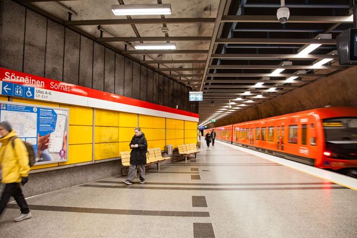 Sörnäisten asemalla metrojuna lähdössä laiturilta.