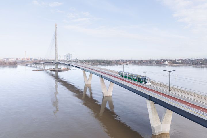 Raitiovaunu kulkee Kruunuvuorensiltaa pitkin.