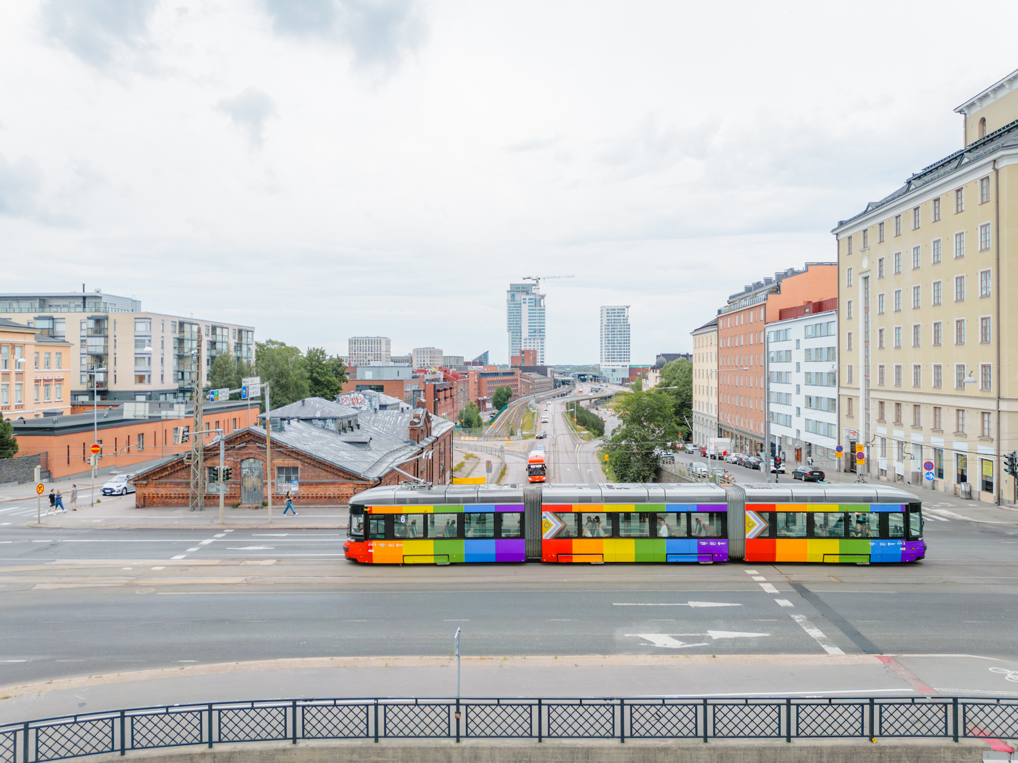Sateenkaariratikka johtaa Helsinki Pride -kulkuetta lauantaina