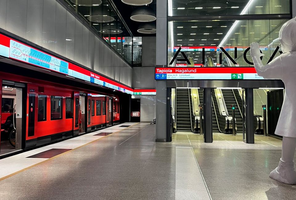 Tapiolan metroaseman laituritason liukuportaat. Kesän aikana aseman liukuportaat ovat vaiheittain poissa käytössä.