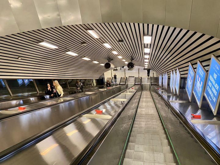 Hakaniemen metroaseman liukuportaat.