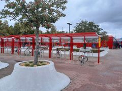 Kuva Itäkeskuksen metroasemalta, jossa on uusia runkolukittavia kaaritelineitä polkupyörille.