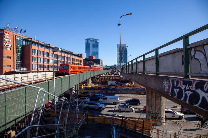 Metro Junatien metrosillalla. Taustalla Kalasataman tornitalot ja työmaa-aluetta.