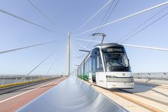 Raitiovaunu Kruunuvuorensillalla.