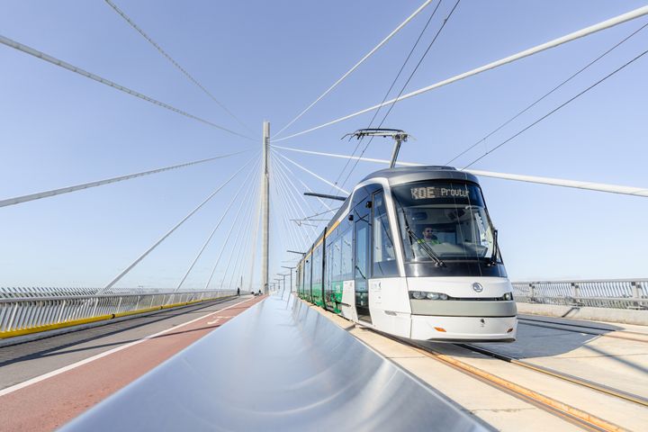 Raitiovaunu Kruunuvuorensillalla.