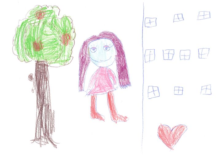 Esikoululaisen piirroksessa keskellä lapsi, toisessa reunassa omenapuu ja orava sekä toisessa reunassa kerrostalo ja punainen sydän.