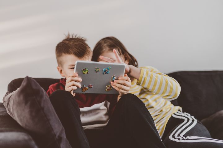 Digitaalisilla alustoilla ja pelimaailmassa toimiessaan lapsi ei välttämättä tiedosta toimivansa läpeensä kaupallisessa ympäristössä, jossa häneen kohdistetaan personoitua markkinointia ja tehokasta vaikuttamista.