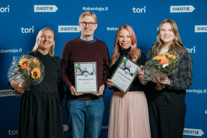 HR-partneri Jonna Salesvuo (vas.), vakuutuspalveluiden kesätyöntekijä Tomi Näräkkä, HRD-päällikkö Pauliina Heiskanen ja HR-koordinaattori Sonja Rautkoski iloitsivat Vastuullisin kesätyöpaikka -tunnustuksesta.