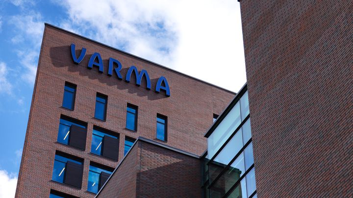 Valokuvassa Varman toimitalo ja logo seinässä.