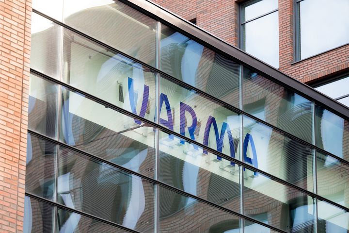 Valokuvassa on Varman pääkonttorin sisäänkäynti.