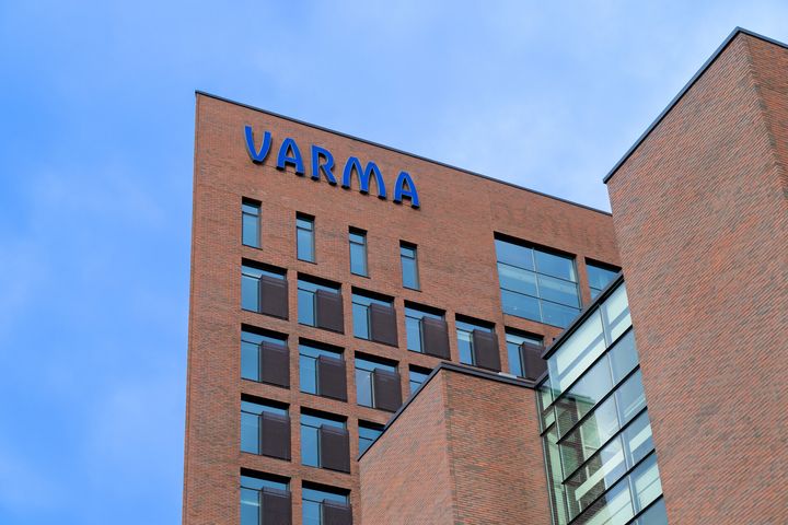 Kuvassa Varman pääkonttori logoineen alaviistosta kuvattuna.