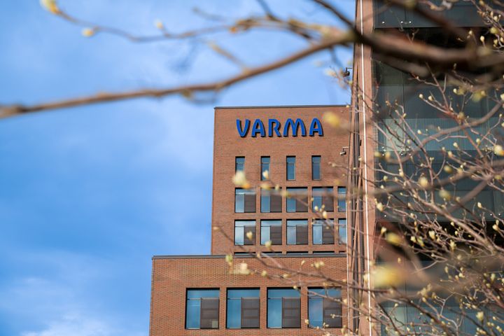 Valokuvassa on Varman pääkonttori, jonka seinässä on Varman logo.