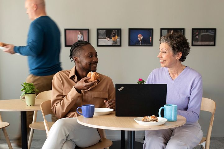 Työporukka kahvitauolla.