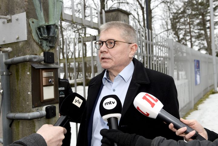 KT:n toimitusjohtaja Markku Jalonen vastasi median kysymyksiin ennen Kesärannan tapaamista.