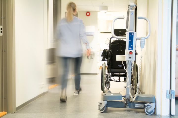 Hoitaja kävelee sairaalan käytävällä
