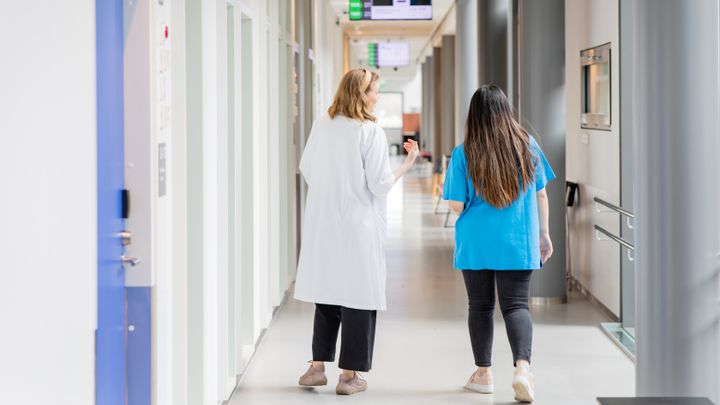 Lääkäri ja hoitaja kävelevät sote-keskuksen käytävällä. Kuva: Eeva Anundi.