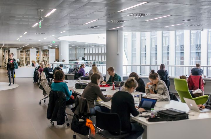 Studenter i Helsingfors universitets bibliotek