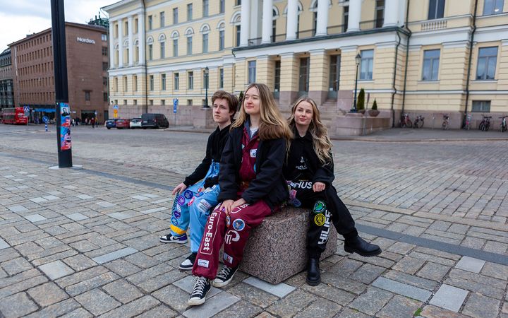 Helsingfors universitets studenter framför Helsingfors universitets huvudbyggnad.