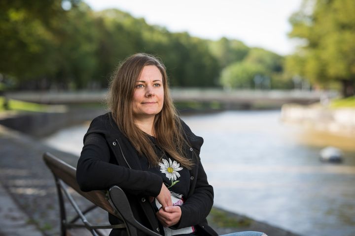 Vuoden 2023 Ihmisen parhaaksi -tunnustuksen saaja terveydenhoitaja Sanna Järvensivu on tehnyt urauurtavaa ja pitkäjänteistä työtä suonensisäisiä huumeita käyttävien asiakkaiden asioiden edistämiseksi ja huumekuolemien vähentämiseksi.