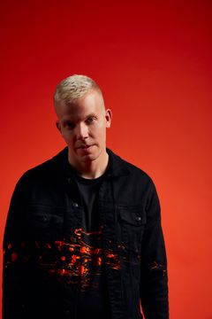 Suomen tunnetuimpiin artisteihin lukeutuva Elastinen eli Kimmo Laiho puhuu I love me:ssä myönteisen asenteen voimasta.