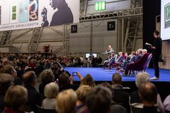 Presidenttiehdokkaat Senaatintori-lavalla perjantaina Helsingin Kirjamessuilla.
