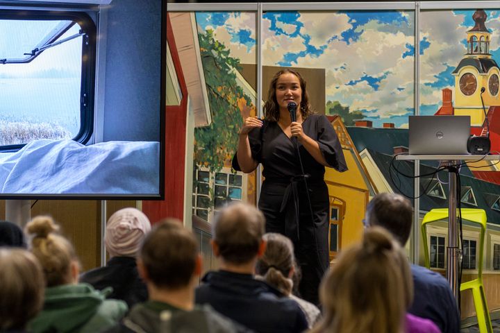 Vaikuttaja Jasmin Ngo kertoi Caravan-messuilla ajoneuvomatkailukokemuksiaan.