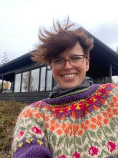 Vuoden mökkiläisen 2024 Inna-Pirjetta Lahden perheen kaavailemasta saunamökistä tuli lopulta moderni lodge-tyylinen erämaamökki, jossa on sauna, keittiö ja kaksi kamaria.