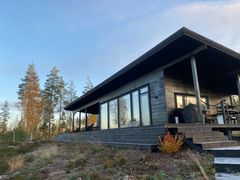 Inna-Pirjetta Lahden perheen korkealla kalliolla seisova mökki valmistui laitureineen ja portaineen vuonna 2019.