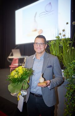 SOK:n myyntijohtaja Antti Oksa vastaanotti Ideasipuli-palkinnon Gastro-messuilla perjantaina 15.3.2024.