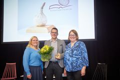 Ruokatoimittajien Hanne Penttinen (vas.) ja Kati Pohja luovuttivat Ideasipuli-palkinnon S-ryhmän myyntijohtaja Antti Oksalle Gastro-messuilla pe 15.3.2024.