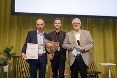 BioFinland 2024 -palkinnon vastaanottanut Finvector Oy:n toimitusjohtaja Matthias Krieger, Helsingin Messukeskuksen edustajana liiketoimintapäällikkö Anssi Rajala ja Suomen Bioteollisuus ry:n hallituksen puheenjohtaja Pekka Kekki.