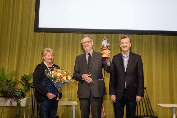 Kemian Seurojen Säätiön pääsihteeri Heleena Karrus, palkinnon vastaanottanut Tukesin pääjohtaja Kimmo Peltonen ja palkinnon jakanut säätiön puheenjohtaja professori Markku Leskelä.