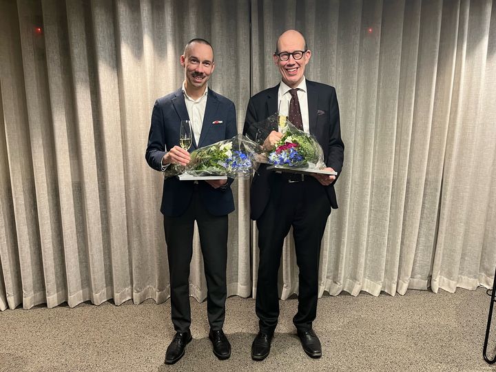 Professori emeritus Timo Strandberg (oik.) ja professori Esa Jämsen pokkasivat Congress Network Finland ry:n ensimmäisen Kongressikipinä 2024 -palkinnon.