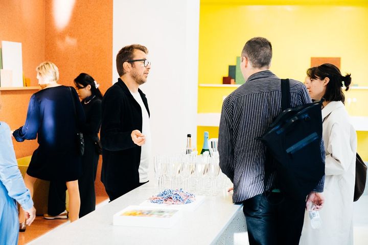 Avoimien ovien lisäksi Showrooms Habitare x Helsinki Design Week -tapahtumakokonaisuudessa mukana olevilla showroomeilla on torstaina 12.9. iltaohjelmaa.