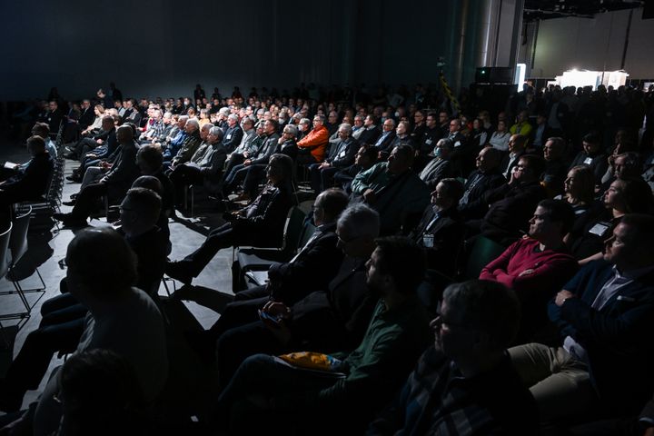 Kuulijoita kuuntelemassa seminaarisalissa