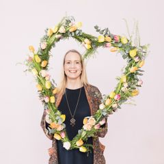 Miten elää yltäkylläistä ja hyvää elämää maapalloa kuormittamatta? Kestävän elämäntavan liike Jalotuksen perustaja Anna Evilä kertoo matkastaan kestävämmän ja samalla hyvän arjen äärelle. Hän on leikannut omaa negatiivista ilmasto- ja luontovaikutustaan sekä lisännyt arkeen kestäviä hyvinvointitekoja. Puheenvuorossaan hän kertoo, miten jokainen meistä voi tehdä saman omista lähtökohdistaan käsin. Kaikesta kivasta ei kehoteta luopumaan ekologisuuden vuoksi, vaan lisäämään sitä maapalloa kuormittamatta. Puheenvuoro kuullaan Fashion Lounge -lavalla la 30.11. klo 11.30.