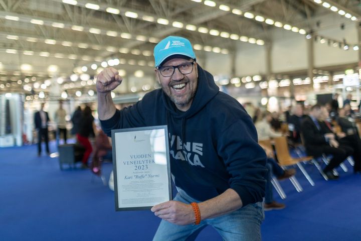 Purjehdussataman tuottaja Kari "Ruffe" Nurmi voitti Vuoden 2023 Veneilyteko -palkinnon.