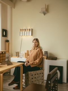 Estetiikkaa ja käytännöllisyyttä töissään tasapainottava Reeta Laine pyrkii tuomaan uusia näkökulmia muotoilun kaupalliseen kuvastoon ja luomaan visuaalisesti kiinnostavia ja merkityksellisiä tuotteita. Häntä kiehtovat materiaalien erilaiset ominaisuudet ja työstötavat, ja töille ovat ominaista materiaalilähtöisyys, harkittu muotokieli ja yllätyksellisyys. Kuva: Christian Jakowleff.