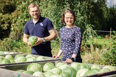 Ease Organic Oy:n yrittäjät Antti ja Elina Vauhkonen iloitsevat Vuoden lähiruokateko 2025 -palkinnosta. (Kuva: Antti ja Elina Vauhkonen)
