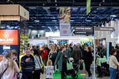 Kuva täynnä ihmisiä Messukeskuksen ruokamessuilla Helsingissä.