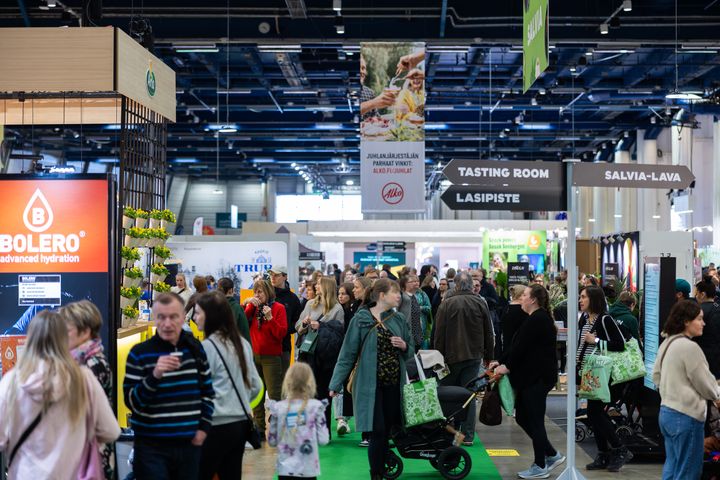 Kuva täynnä ihmisiä Messukeskuksen ruokamessuilla Helsingissä.