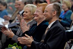 Presidentit ovat Helsingin Kirjamessujen vakiovieraita. Kuvassa Presidentti Tarja Halonen ohjelmajohtaja Tuula Isoniemen ja Messukeskuksen johtajan Mikko Horpun kanssa. Kuva vuodelta 2007.