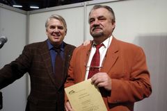Veikko Sonninen oli Suomen Kustannusyhdistyksen toimtusjohtaja vuonna 2001. Kuvassa kirjailija Lasse Lehtisen kanssa.