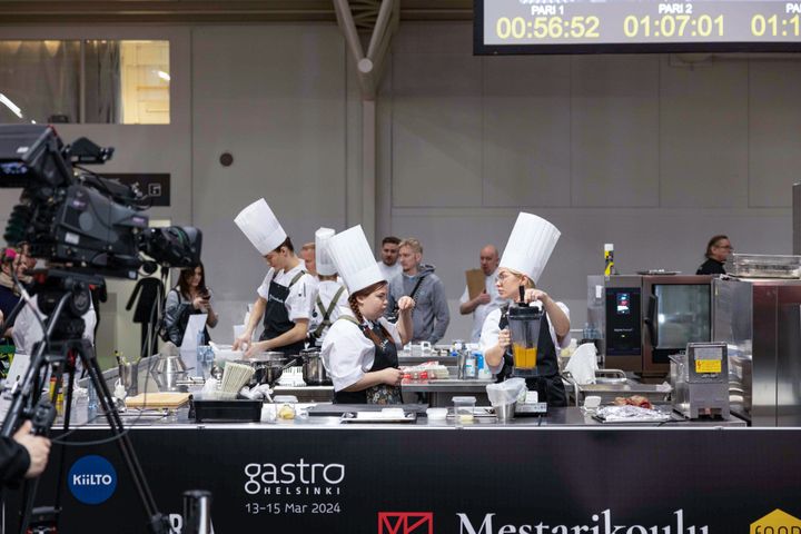 Alt-teksti: Kokkeja osallistumassa Mestarikoulu-kilpailuun Gastro Helsinki -messuilla 2024.