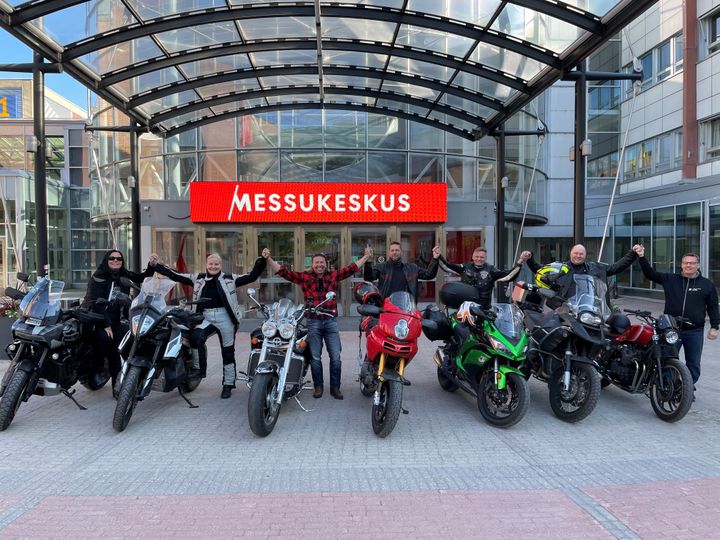 Vuonna 2023 iso joukko messulaisia tuli töihin prätkällä.