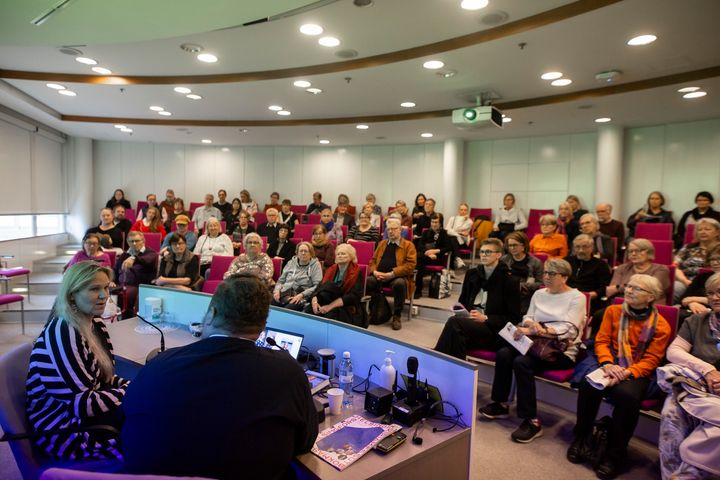 Kirjailija Johanna Venho Helsingin Kirjamessujen vuoden 2024 lukupiirissä.