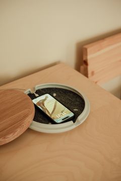 Sari Niemen kehittämä ja Pentagon Designin muotoilema Piilo on älypuhelimelle suunniteltu rasia, joka opettaa meitä samalla siihen, että emme tarvitse kännyköitä ja muita laitteita koko ajan.