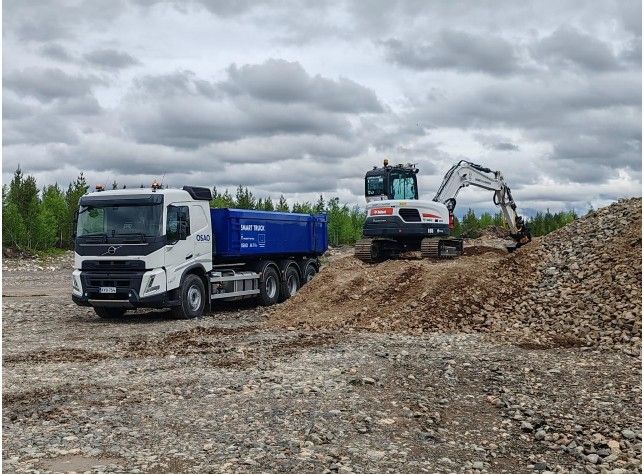 Smart Excavator lastaa kauko-ohjauksessa Smart Truck -maansiirtoautoa Ouluzonessa.