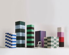 Habitaressa nähtävä Finnish Design Shop with HAY -osasto esittelee brändin kiinnostavimpia uutuuksia ja rakastetuimpia klassikoita, joita voi myös hankkia mukaan. Kuva: Finnish Design Shop / HAY